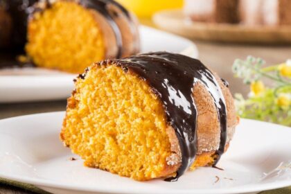 Imagem de uma fatia de bolo de cenoura