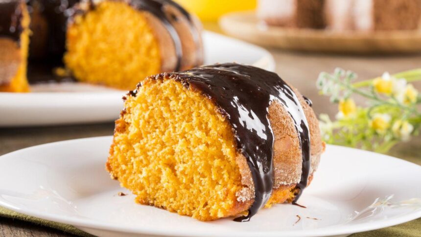 Imagem de uma fatia de bolo de cenoura