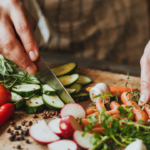 Conhecer os cortes com faca melhora textura, sabor e apresentação dos pratos