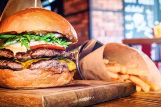 Fast-food em casa: hambúrguer artesanal pronto em 20 minutos