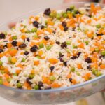 Imagem de uma travessa de vidro com arroz a grega