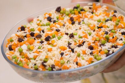 Imagem de uma travessa de vidro com arroz a grega