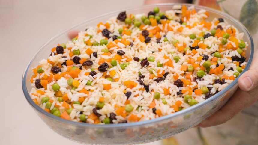 Imagem de uma travessa de vidro com arroz a grega