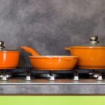 Imagem de um jogo de panelas laranja