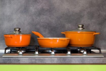 Imagem de um jogo de panelas laranja