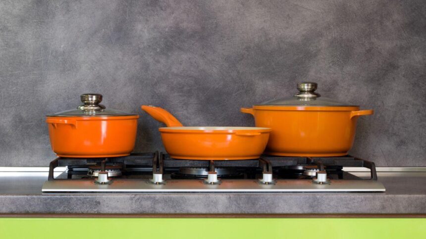 Imagem de um jogo de panelas laranja