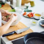 Ciência na panela: por que não se deve lavar carne ao cozinhar