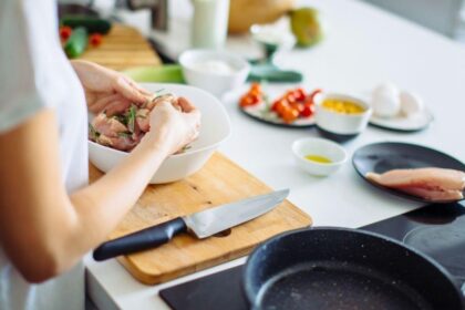 Ciência na panela: por que não se deve lavar carne ao cozinhar