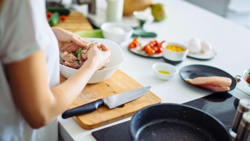 Ciência na panela: por que não se deve lavar carne ao cozinhar