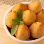 Imagem de coxinhas em um pequeno pote de cerâmica branco