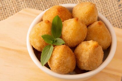 Imagem de coxinhas em um pequeno pote de cerâmica branco