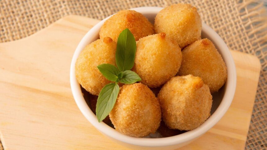 Imagem de coxinhas em um pequeno pote de cerâmica branco