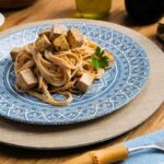 Carbonara sem bacon: tofu garante cremosidade e proteína na versão vegana