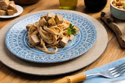 Carbonara sem bacon: tofu garante cremosidade e proteína na versão vegana