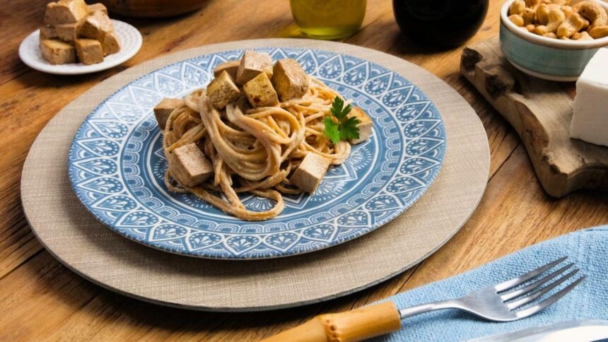 Carbonara sem bacon: tofu garante cremosidade e proteína na versão vegana