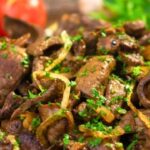 Fígado acebolado perfeito: truques para acertar no preparo