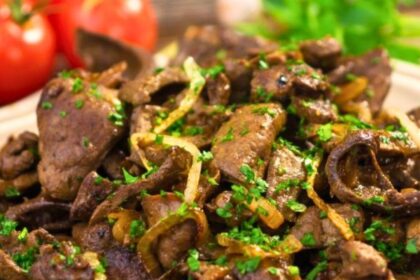 Fígado acebolado perfeito: truques para acertar no preparo