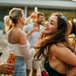 Cerveja quente no bloco? Nunca mais! Aprenda a ciência por trás do cooler perfeito e garanta a bebida gelada o dia todo