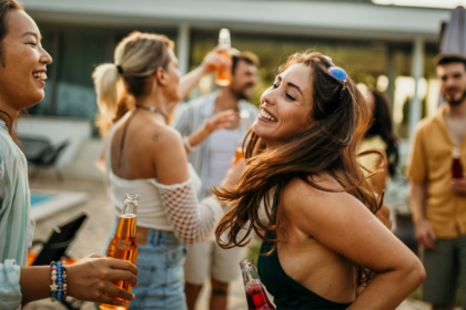 Cerveja quente no bloco? Nunca mais! Aprenda a ciência por trás do cooler perfeito e garanta a bebida gelada o dia todo