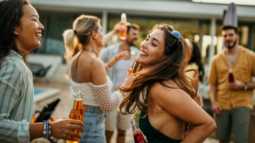 Cerveja quente no bloco? Nunca mais! Aprenda a ciência por trás do cooler perfeito e garanta a bebida gelada o dia todo