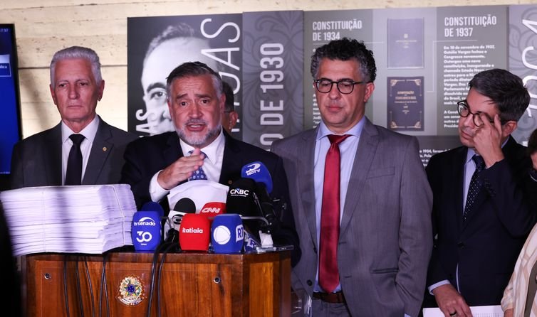 Lula Marques/ Agência Brasil. Brasília- DF – 27/-3/2026 –Deputado, Paulo Pimenta, Durante coletiva a imprensa para falar sobre relatório paralelo dos governistas. Foto: Lula Marques/ Agência Brasil.