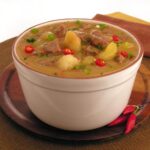 Caldos de mandioca quentinhos: três receitas perfeitas para os dias frios