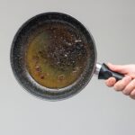 Ingredientes simples como bicarbonato, vinagre e limão ajudam a limpar panelas