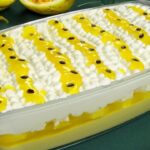 Pave de maracujá em uma travessa.