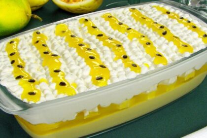 Pave de maracujá em uma travessa.