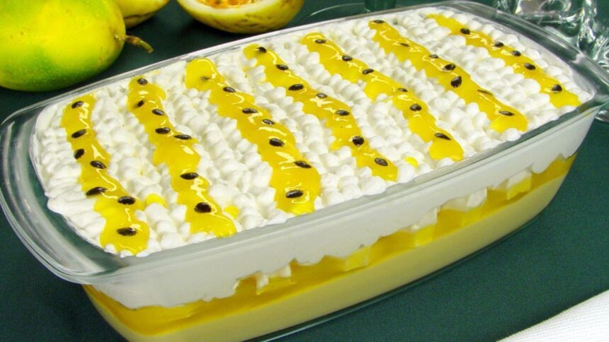 Pave de maracujá em uma travessa.