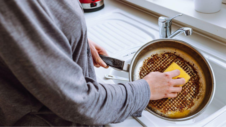 5 dicas para limpar a frigideira sem danificar e conservar por mais tempo