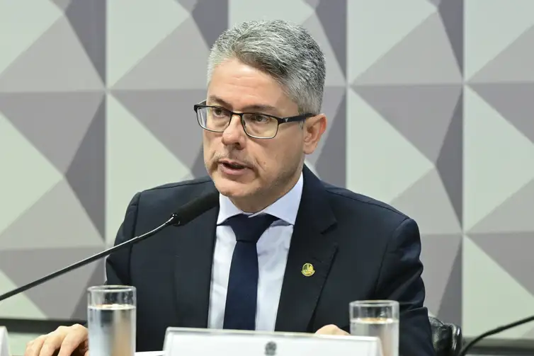 CPI do Crime Organizado (CPICRIME) realiza reunião para ouvir dois convidados. Os depoimentos colaboram com as investigações em andamento sobre o avanço do crime organizado no país. 

A finalidade da comissão é apurar a atuação, expansão e o funcionamento de organizações criminosas no território brasileiro, em especial de facções e milícias, de modo a permitir a identificação de soluções adequadas para o seu combate, especialmente por meio do aperfeiçoamento da legislação atualmente em vigor. 

Mesa: 
relator da CPICRIME, senador Alessandro Vieira (MDB-SE). 

Foto: Geraldo Magela/Agência Senado