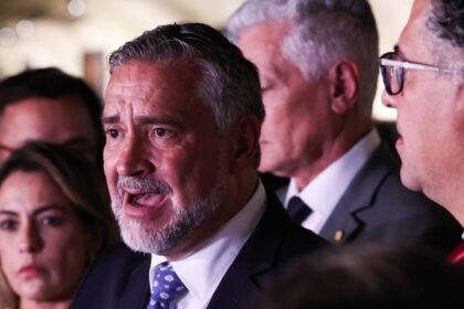 Base do governo pede indiciamento de Bolsonaro na CPMI do INSS