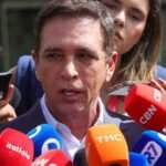 Bolsonaro recebe alta e chega em casa para cumprir prisão domiciliar