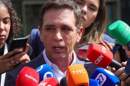 Bolsonaro recebe alta e chega em casa para cumprir prisão domiciliar