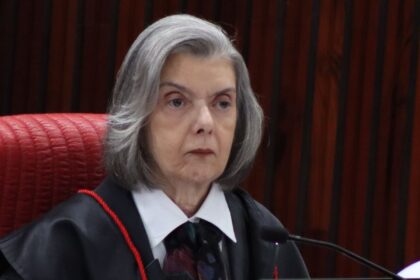 Cármen Lúcia critica falta de espaços de poder para mulheres