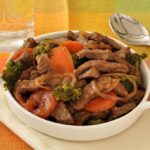 Erros simples no preparo podem deixar a carne dura na frigideira sem você perceber