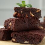 Imagem de pedaços de brownie empilhados
