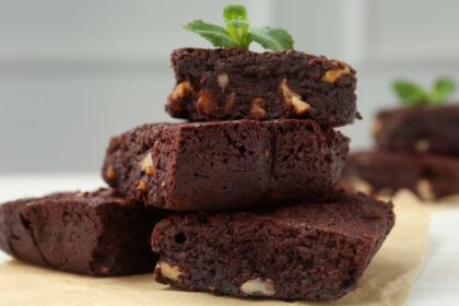 Imagem de pedaços de brownie empilhados