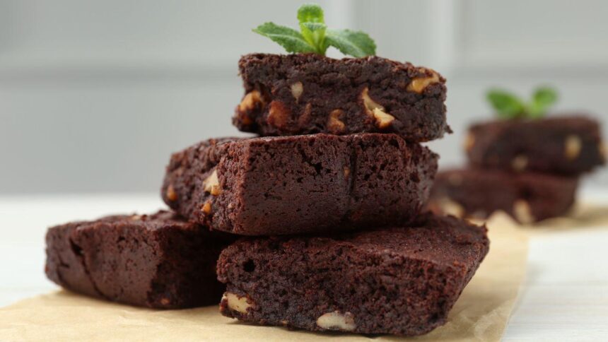 Imagem de pedaços de brownie empilhados