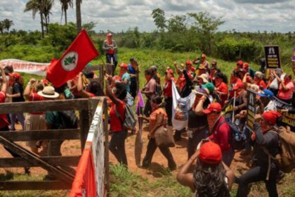 Contra violência e por reforma agrária, mulheres do MST ocupam terras