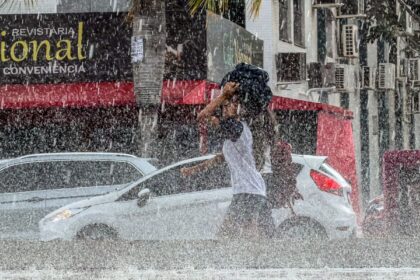 DF e 10 estados têm alerta laranja de chuva neste sábado