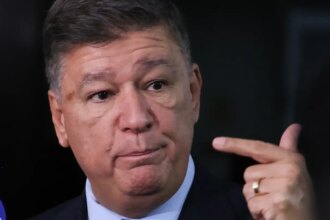 Dino dá 5 dias para senador explicar repasse de emendas à Lagoinha