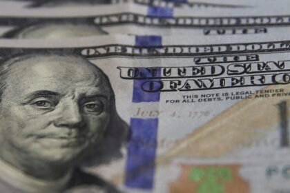 Dólar cai para R$ 5,17 e bolsa sobe com expectativas sobre guerra