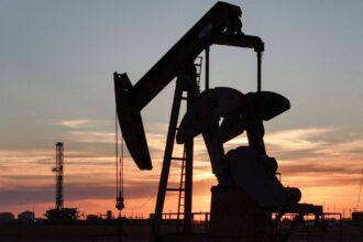 Dólar salta a R$ 5,26, e Bolsa cai 3% com escalada no Oriente Médio