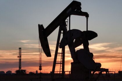 Dólar salta a R$ 5,26, e Bolsa cai 3% com escalada no Oriente Médio