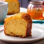 Imagem de uma fatia alta e fofinha de bolo de laranja