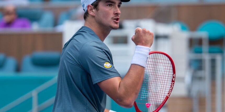 João Fonseca vence estreia em Miami e terá Alcaraz na 2ª rodada