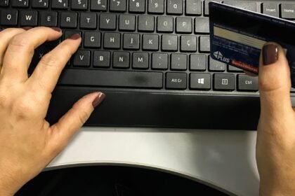 Juros do cartão de crédito pesam mais para famílias em fevereiro