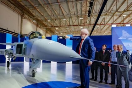 Lula batiza primeiro caça Gripen produzido no Brasil